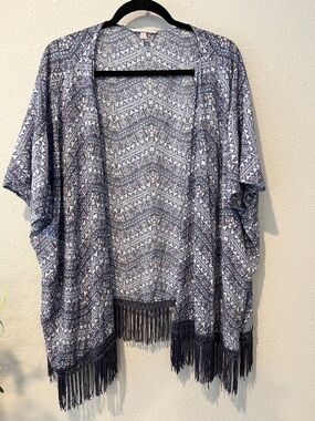 Victoria's Secret Blue and White Printed Kimono w/ Fringe
Sz M/L
